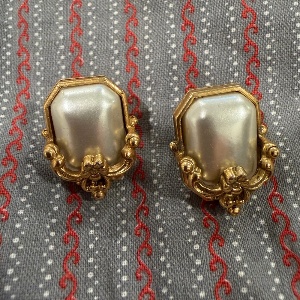 Vintage Gold-Tone Pearl Octagon Earrings - Classic Feminine Style - Picture 4 of 5